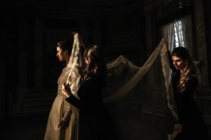 elegant-couple-in-venice-modern-wedding-photography-artistic-hotel