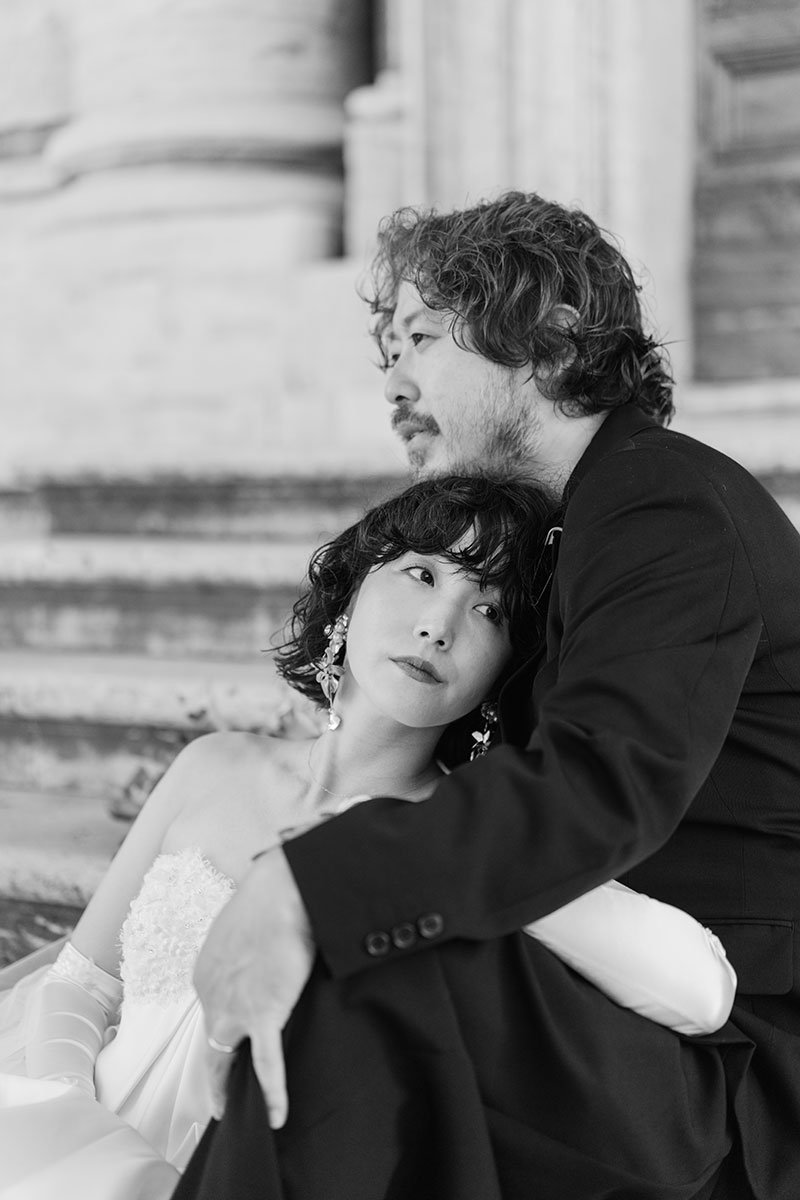 Romantic couple embracing during an intimate elopement in Italy