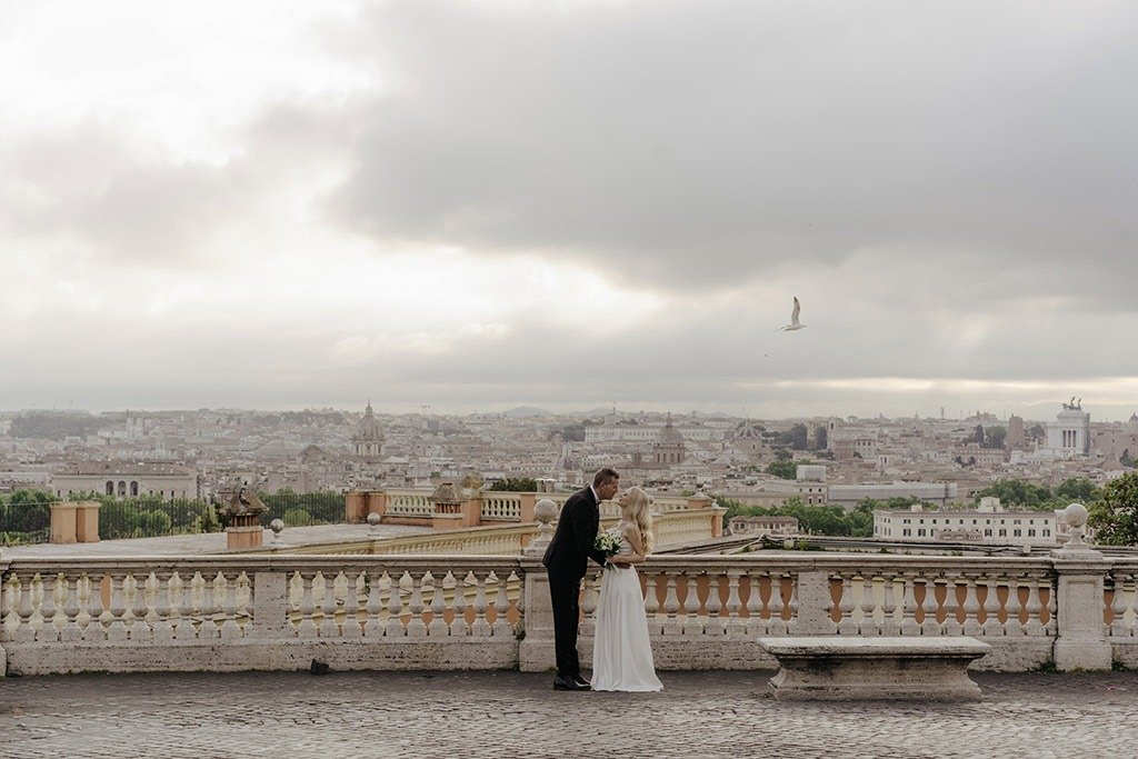 elope in Rome Gianicolo panoramic view couple