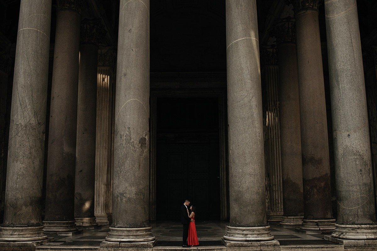 Couple embracing in front of the Pantheon during a Rome elopement