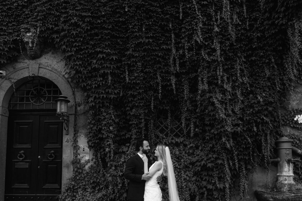 Intimate wedding portrait in front of ivy-covered wall in Trastevere – by experienced elopement photographer in Rome