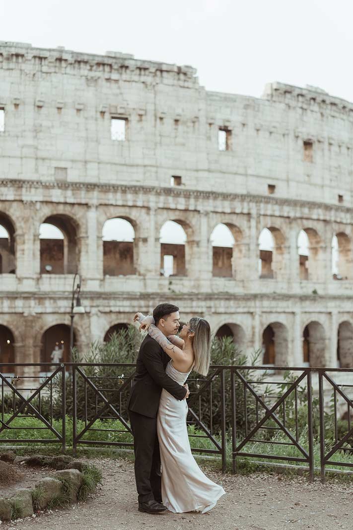 Couple kissing at the Colosseum during their Rome elopement photoshoot
